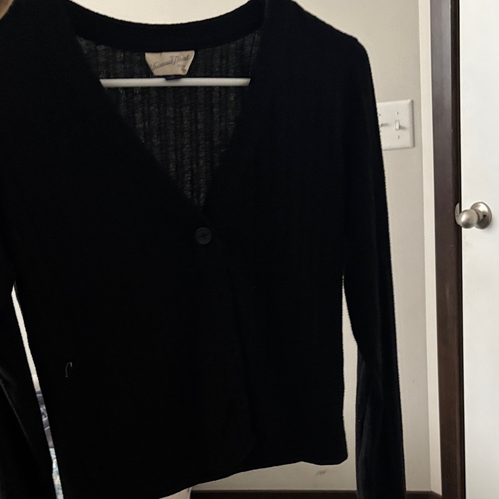 Black cardigan cropped
